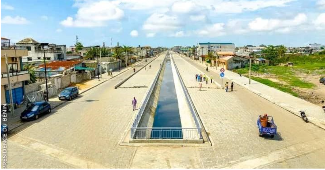 Patrice Talon inaugurant une route asphaltée