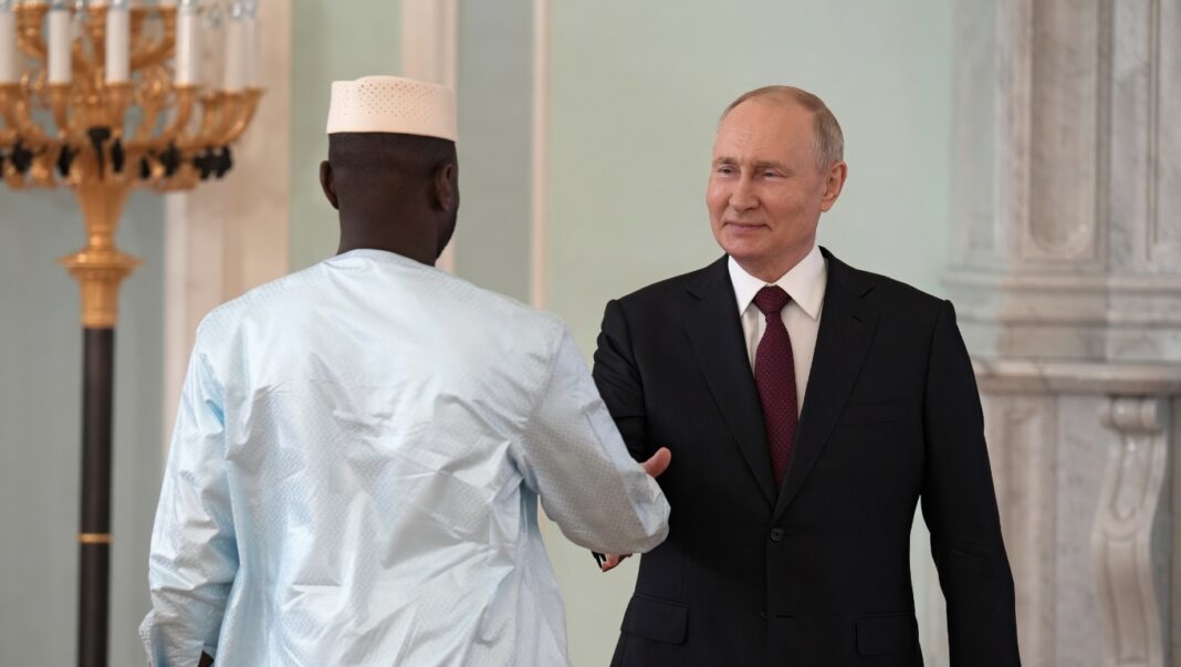 Le président russe Vladimir Poutine et le président malien Assimi Goita lors d'un sommet