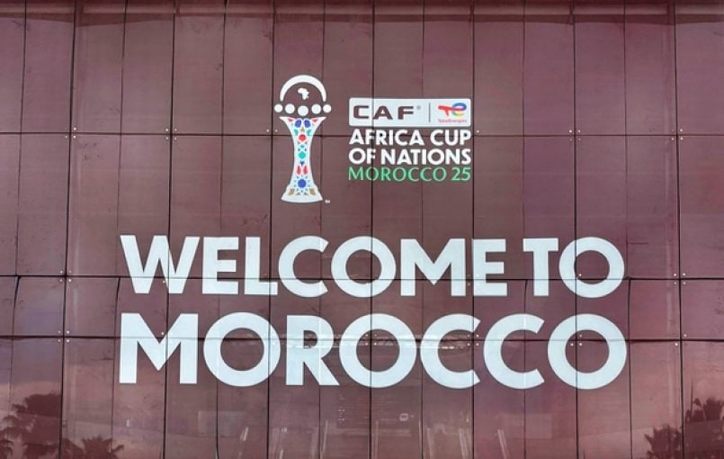 terrain de football avec joueurs en action lors d'une finale de can