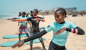 Surf et éducation : une association redonne espoir aux jeunes filles sénégalaises