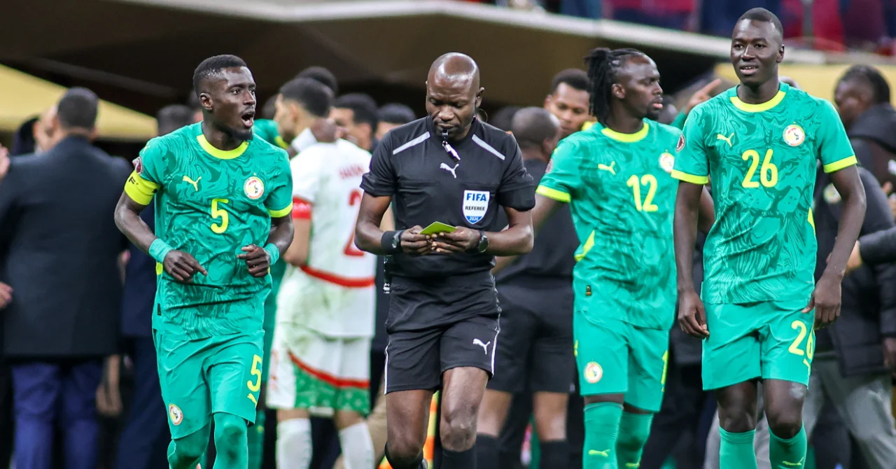 Portrait officiel de Jean-Jacques Ndala, arbitre africain en action