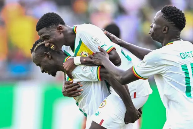 Le milieu de terrain sénégalais Lamine Camara célèbre avec ses coéquipiers après avoir inscrit le troisième but de son équipe lors du match de football du groupe C de la Coupe d'Afrique des Nations (CAN) 2024 opposant le Sénégal à la Gambie au Stade Charles Konan Banny de Yamoussoukro