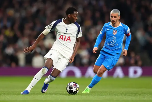 Pape Matar Sarr (Tottenham) dribble sous la pression d'Antoine Griezmann (Atlético de Madrid) lors du match retour des huitièmes de finale de l'UEFA Champions League 2025/26