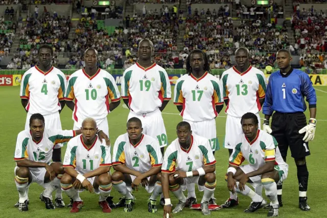 Équipe du Sénégal en 2002 : Pape Malick Diop, Khalilou Fadiga, Papa Bouba Diop, Ferdinand Coly, Lamine Diatta, Tony Sylva, Salif Diao, El Hadji Diouf, Omar Daf, Henri Camara, Aliou Cissé