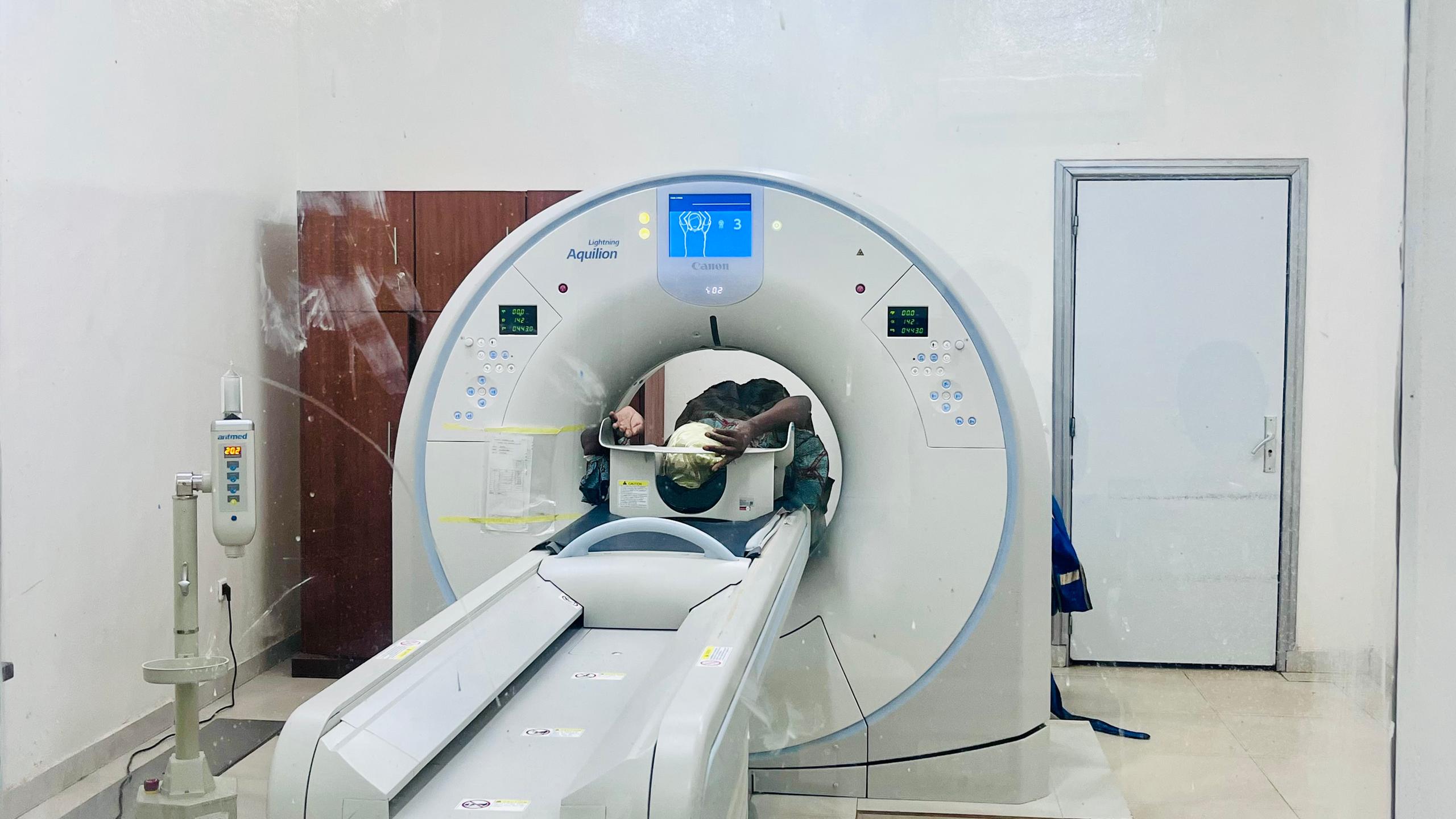 Équipement de scanner médical au CHUSS de Bobo-Dioulasso
