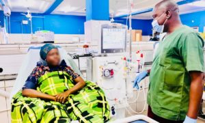 Dame Sanou, patiente en dialyse, en consultation au CHUSS de Bobo-Dioulasso