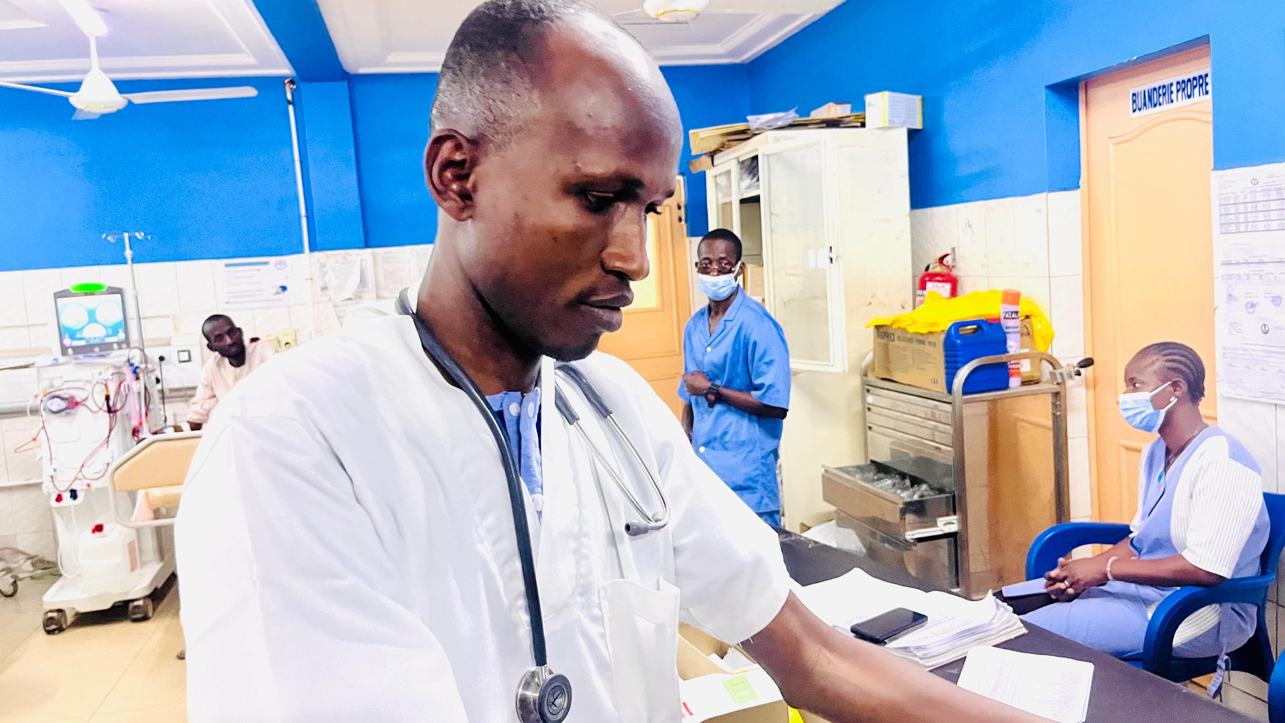 Dr Hamidou Sawadogo, néphrologue, en consultation au CHUSS de Bobo-Dioulasso