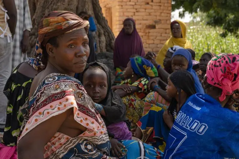 Une femme et son enfant, déplacés par le conflit au centre du Mali