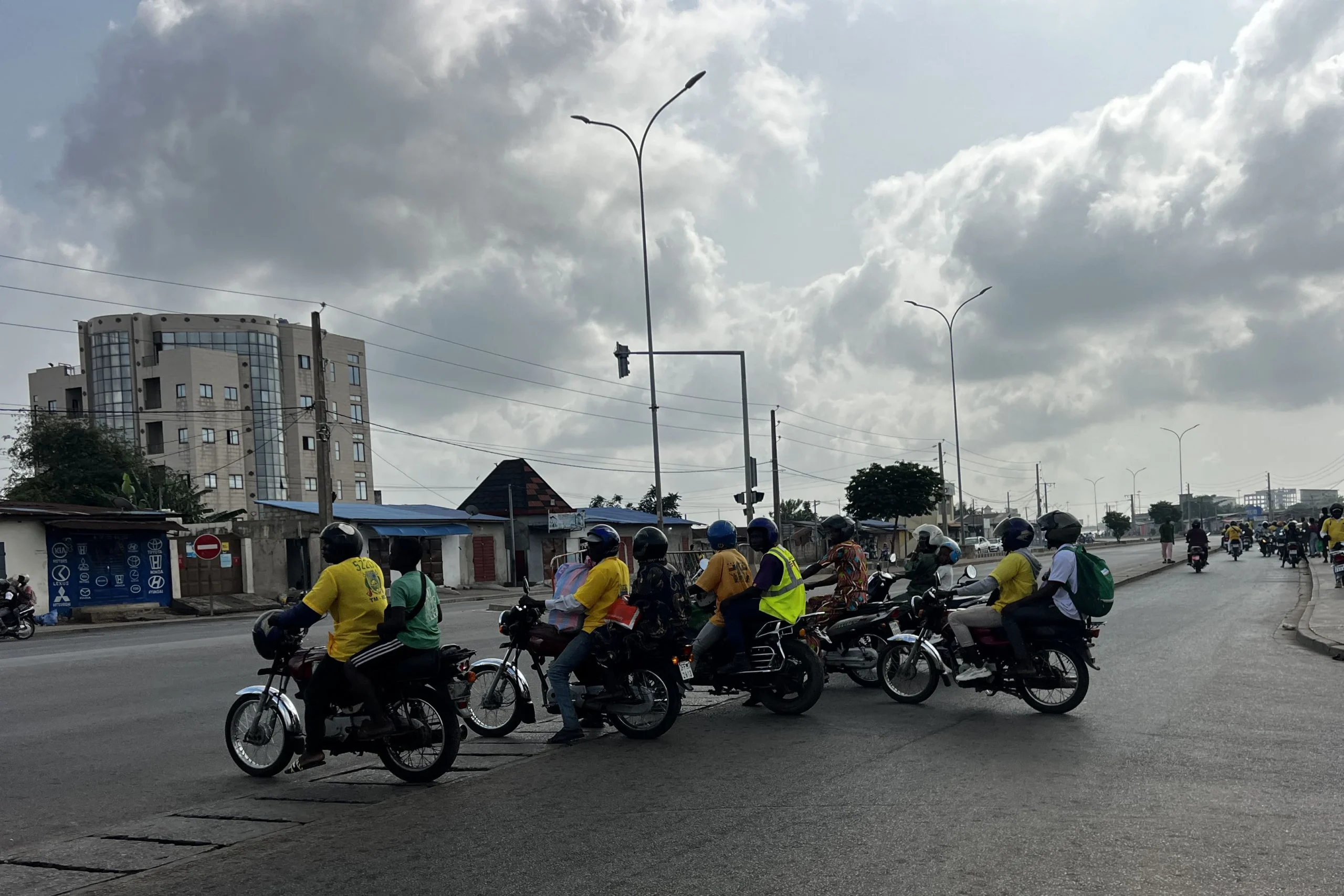 Motos-taxis en circulation à un carrefour animé de Cotonou, dans un contexte de rumeurs persistantes concernant un possible coup d’État au Bénin