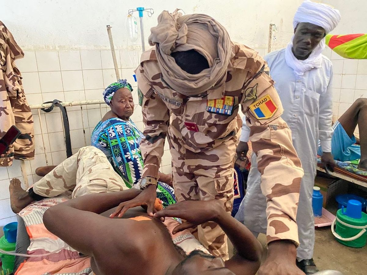 Le général Moubarak Abakar Nassour Hor visitant les soldats blessés à Korbol