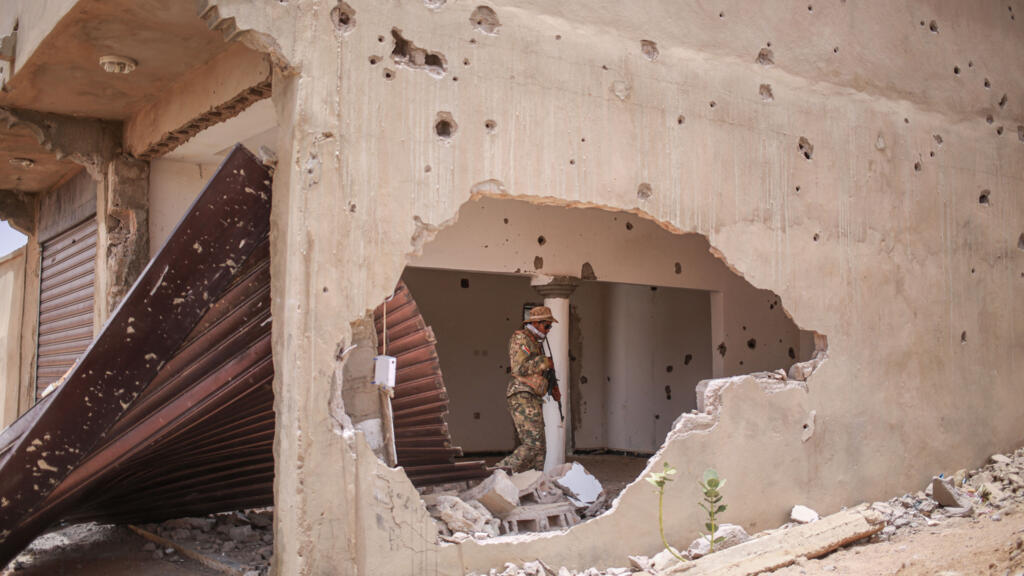 Un soldat du Front national de libération de l'Azawad (FLA) à l'intérieur d'un bâtiment endommagé à Kidal, le 9 mai 2026.