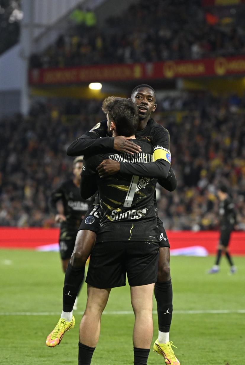 La joie partagée d'Ousmane Dembélé, passeur, et Khvitcha Kvaratskhelia, buteur, mercredi à Lens