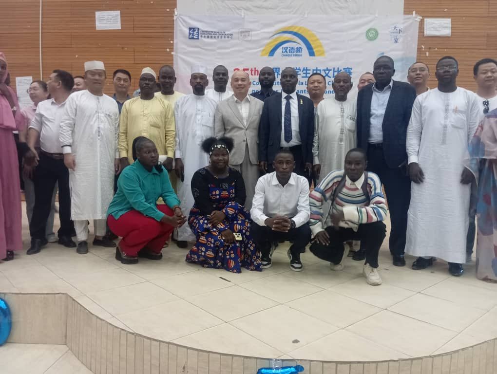 Un groupe d'étudiants et responsables lors de la finale du concours de langue chinoise au Tchad
