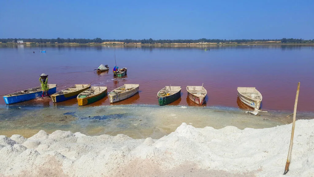 Vue aérienne du Lac Rose avec des dunes de sable