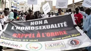 Des manifestants brandissent une pancarte sur laquelle on peut lire "non à l’homosexualité" lors d’une manifestation réclamant la criminalisation de l’homosexualité au Sénégal, à Dakar, le 23 mai 2025. Des manifestants ont défilé à Dakar le 23 mai 2025 po
