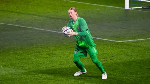 Matvey Safonov, gardien du PSG, en action lors d'un match