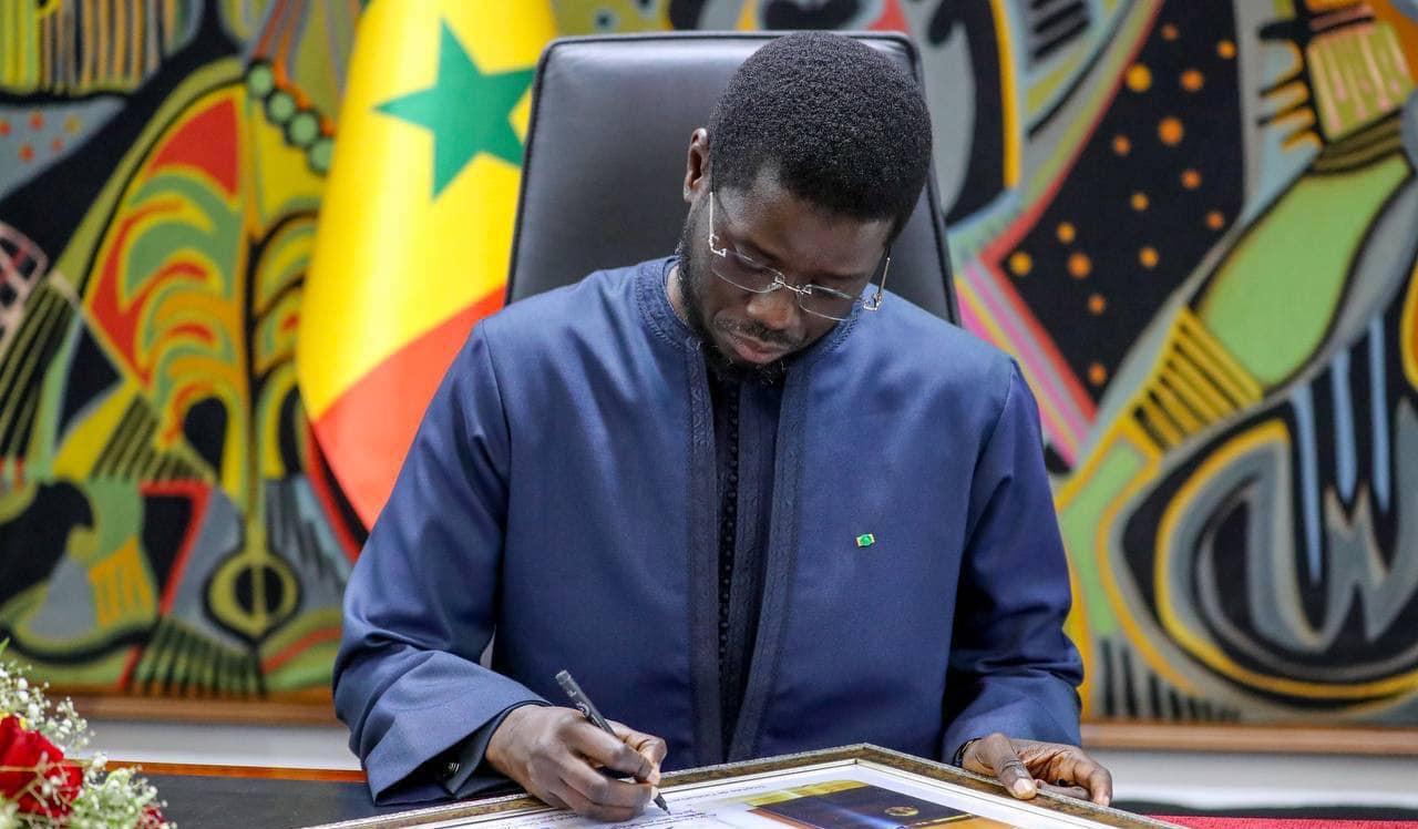 Le président Bassirou Diomaye Faye et le général Pape Cissé lors de la signature de la nomination
