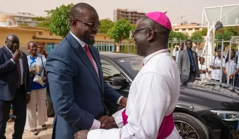 Ousmane Sonko et Monseigneur André Guéye en discussion