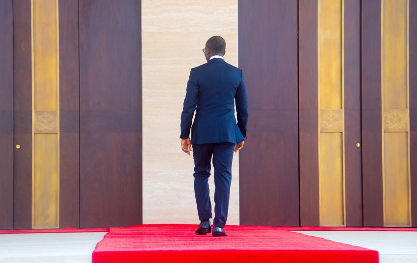 Patrice Talon en train de serrer la main de Romuald Wadagni lors d'une cérémonie officielle