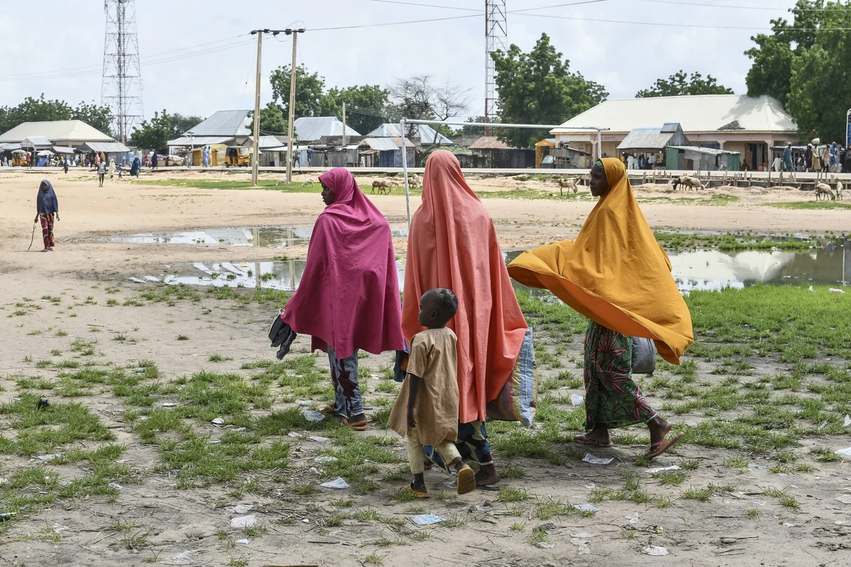 Des survivants et des proches des victimes d'une attaque présumée de Boko Haram dans l'État de Yobe, au Nigeria