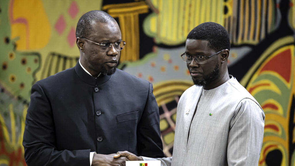 Ousmane Sonko, ancien Premier ministre sénégalais, et Bassirou Diomaye Faye, président du pays, lors d'une réunion au palais présidentiel de Dakar le 16 octobre 2025.