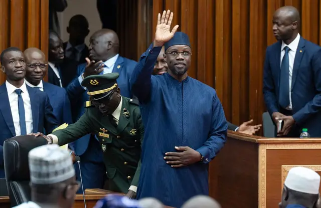 Ousmane Sonko salué par ses partisans lors d'un discours à l'Assemblée nationale