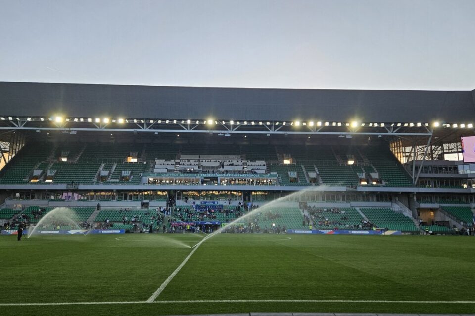 Vue du stade Geoffroy-Guichard à Saint-Étienne, prêt à accueillir le match décisif