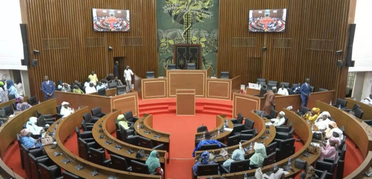 Portrait d’Ousmane Sonko devant le palais de l’Assemblée nationale du Sénégal
