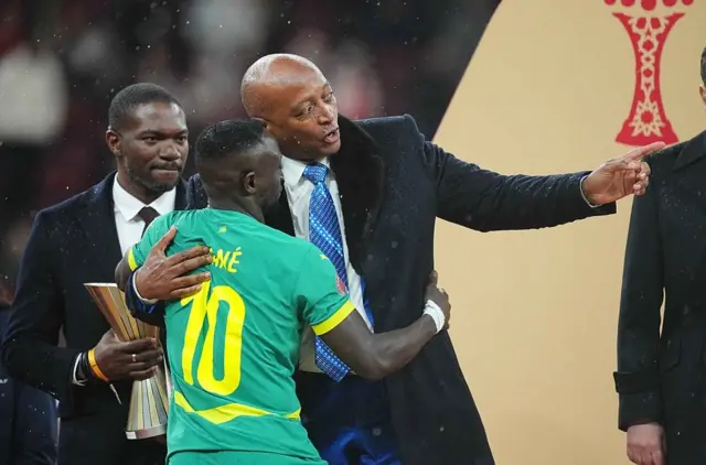 Sadio Mané et Patrice Motsepe lors de la finale de la CAN 2025