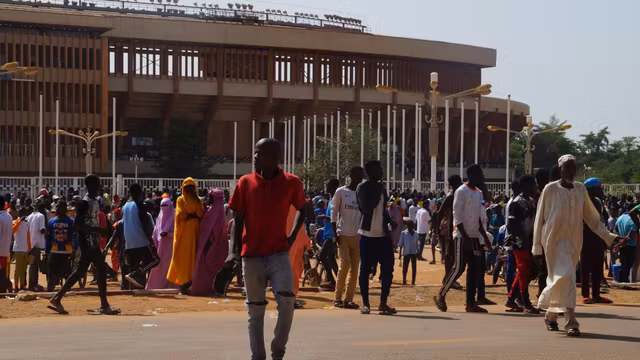 Des Nigériens engagés dans une séance de recrutement pour les Domol Leydi, milice civile formée à Niamey le 19 août 2023