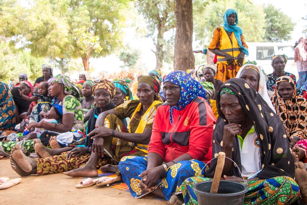 Femmes et enfants locaux au Cameroun participant à un projet de sensibilisation contre l'insécurité alimentaire