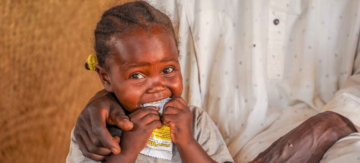 Un jeune enfant réfugié nommé Naba consomme des compléments alimentaires nutritionnels à Adré, Ouaddai, Tchad