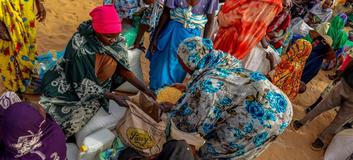 Distribution d’aide alimentaire du PAM à des réfugiés soudanais à Adré, Tchad, en mars 2026
