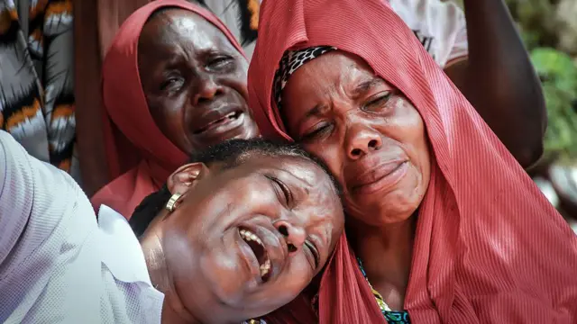 Trois femmes en deuil devant un cercueil, illustrant les tensions politiques en Afrique