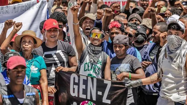 Manifestants camerounais brandissant une banderole 'Génération Z', symbole de la mobilisation des jeunes