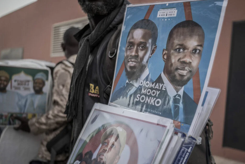portrait des deux dirigeants sénégalais Bassirou Diomaye Faye et Ousmane Sonko
