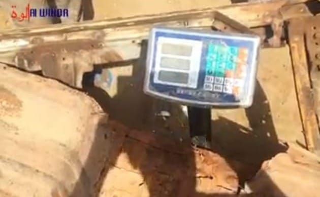 Enfant devant un pousse-pousse de ferraille à N'Djamena