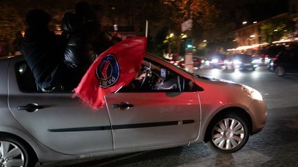 Des supporters parisiens célèbrent la qualification du PSG pour la finale de la Ligue des champions à Paris.