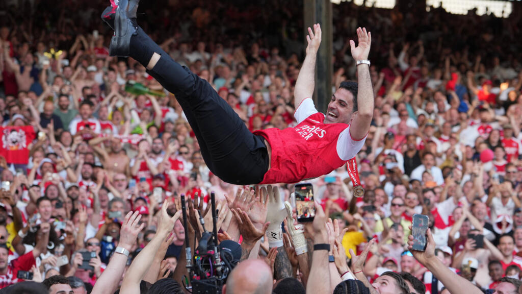 L'entraîneur d'Arsenal, Mikel Arteta, porté en triomphe par les joueurs après leur victoire en Premier League le 24 mai 2026