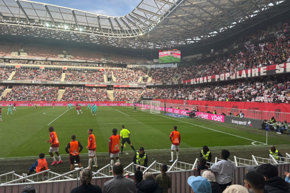 L'Allianz Riviera, stade emblématique de l'OGC Nice, prêt à accueillir un match décisif.