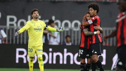 La joie des Niçois Jonathan Clauss et Dante après l'ouverture du score du défenseur en barrage Ligue 1/Ligue 2 face à Saint-Étienne