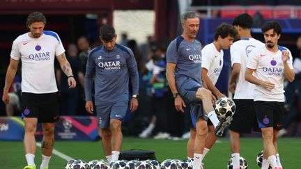 Luis Enrique entouré des joueurs du psg à la veille de la finale de la ligue des champions