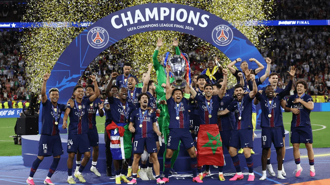 Les joueurs du PSG célèbrent leur victoire en soulevant la Coupe aux grandes oreilles pour la deuxième fois d'affilée