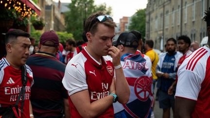 désappointement des supporters d'Arsenal à londres après la défaite en finale de la ligue des champions face au psg