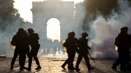 Des policiers des CRS en patrouille sur les Champs-Élysées après la victoire du PSG en Ligue des champions, à Paris, le 30 mai 2026.