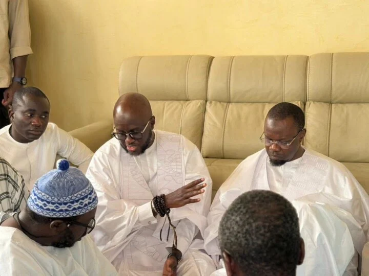 Ousmane Sonko en pleurs devant la famille de Serigne Cheikh Saliou Mbacké à Touba