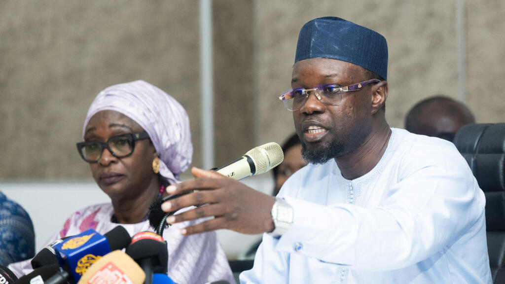 Ousmane Sonko s'exprimant lors d'une conférence de presse à Dakar