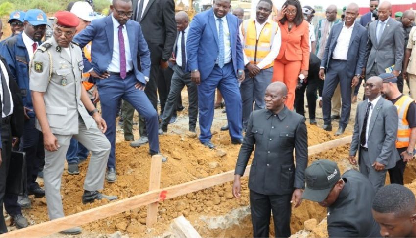 Oligui Nguema sur le chantier de construction à Bikélé