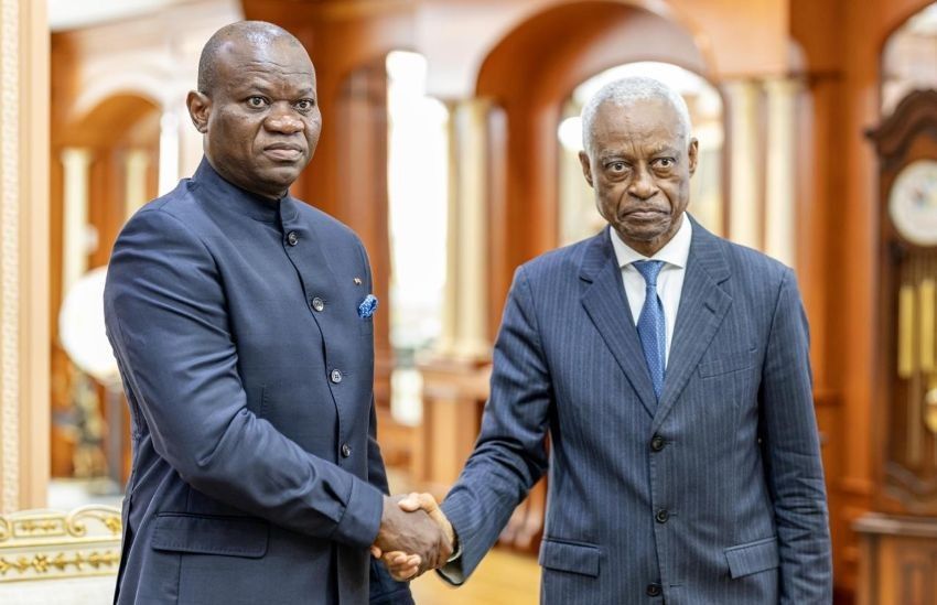 Le président Oligui Nguema recevant le maire de Libreville Eugène Mba au palais présidentiel