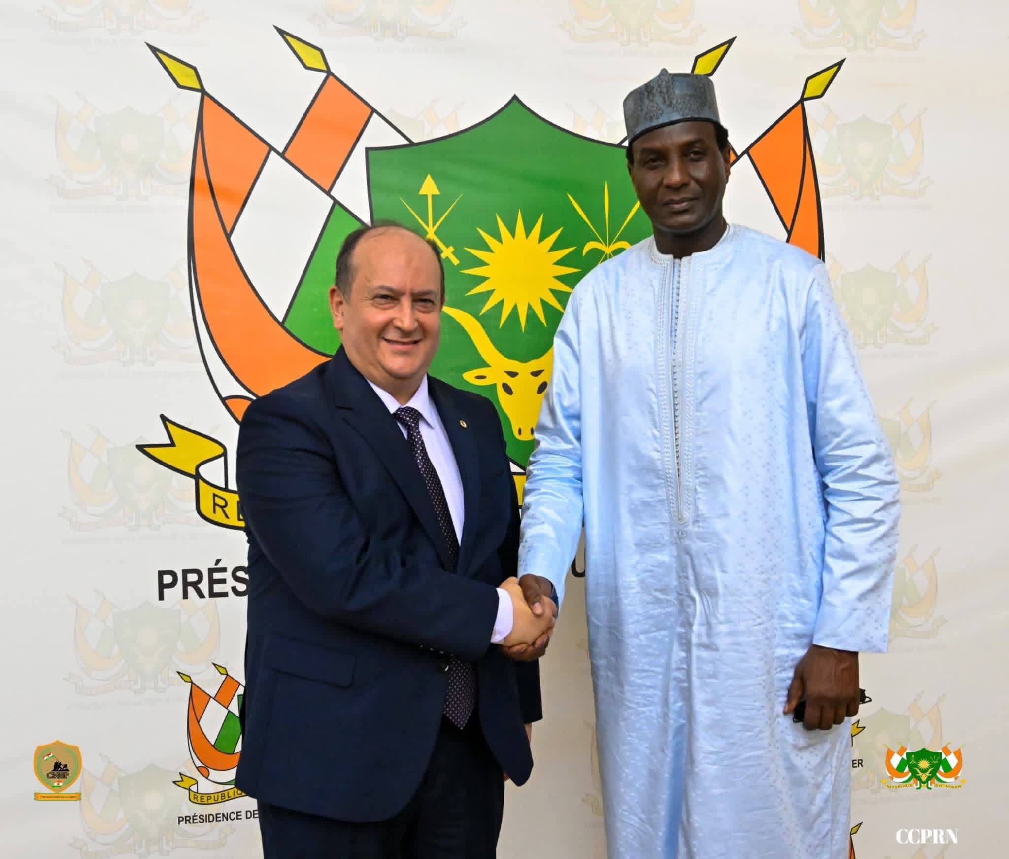 responsables nigériens et algériens lors de la rencontre